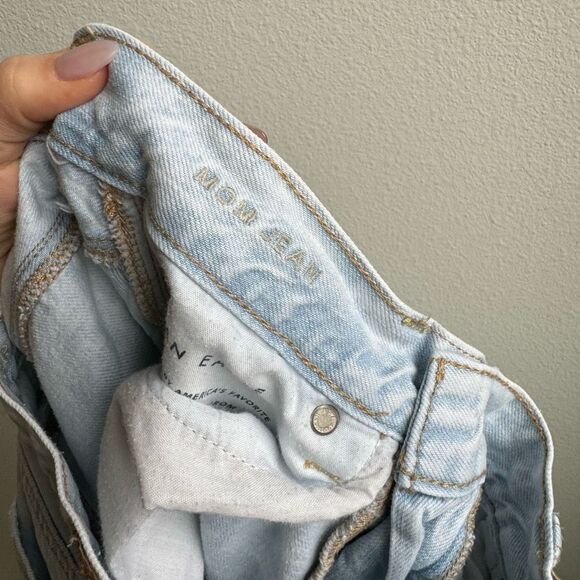 American Eagle Raw Hem Mom Straight Leg Light Wash High Rise Jeans Size 6 - Picture 6 of 7